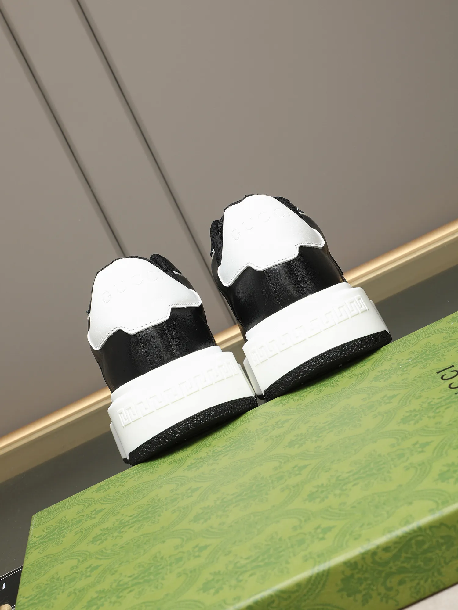 Men's shoes 💰480 New men's shoes GUCCI Fashion trend Made of first-layer calfskin ➕ washed sheep lining! The foot feels super comfortable and the workmanship is impeccable. Foam ultra-light outsole, size: 38-44 (45 customized) 3 colors to choose from!